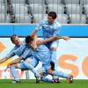 Die Münchener Stefan Aigner, Christopher Schindler, Kevin Volland jubeln über die Führung.