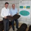 Ingo Wellenreuther und Bertram Anderer von AVA-CO2 AG mit frisch gepressten HTC-Biokohleplatten.