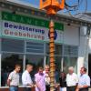 Geschäftsführer Edelbert Krämer (3.v.l.) erläutert Landrat Dr. Christoph Schnaudigel (2.v.l.) die spezielle Hohlbohrschneckentechnik.