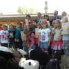 Zweitklässler der Weinbrennerschule erhielten die ersten Exemplare des neuen Kinderzooführers.