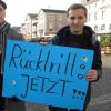Robert Gänger (r.), Kreisvorsitzender der Julis, fordert: "Rücktritt: jetzt!"
