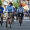 Nur eine fährt mit Helm: Wenn sich der Kopfschutz nicht durchsetzt, droht das Verkehrsministerium mit Helmpflicht.