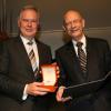 Der Präsident der Steuerberaterkammer Nordbaden, Klaus Heilgeist (r.), übergibt dem ehemaligen baden-württembergischen Finanzminister Gerhard Stratthaus den Goldenen Ehrenring der Kammer.