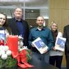 Drei Gewinner dürfen bei der Volksbank Karlsruhe mit dem KSC Punktesparen: (v.l.) Janina Schückle, ka-news-Mediaberater Tobias Haid, Pierre Wolf, Daniela Raber und Jürgen Burst, Marketingleiter der Volksbank Karlsruhe.