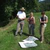 Vertreterinnen des Landwirtschaftsamtes und der Naturschutzbehörde diskutieren mit Landwirten den Managementplan.