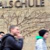 Eins ist klar: "Jetzt sie gehn Schule". Wir wollen wissen: Was halten Sie von der Sprache auf den Schulhöfen?