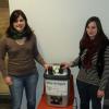 Lydia Riewe und Anika Steinle (rechts) vom Freiwilligen Ökologischen Jahr spenden Handys im Bürgerbüro.