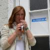 ka-news-Praktikantin Juliana Schwarz beim Bubble-Tea-Selbsttest.
