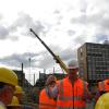 Marko Schimmelpfennig, technischer Leiter der Baustelle am Durlacher Tor, erklärt interessierten Bürgern die Arbeiten zur Kombilösung.