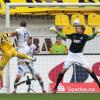 Der Aachener Aimen Demai (l) köpft zum 1:0 gegen den KSC ein. Foto: Rolf Vennenbernd