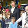 Außenminister Guido Westerwelle (FDP) mit Schülern und dem Leiter der Europäische Schule Karlsruhe, Tom Hoyem (r.).
