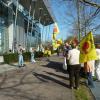 Atomkraftgegner vor der EnBW-Zentrale in Karlsruhe