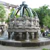 Aus diesem Brunnen auf dem Gutenbergplatz in der Karlsruher Weststadt wird bald einmal monatlich badischer Wein sprudeln.