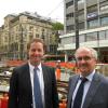 Die beiden Geschäftsführer der Kasig, Walter Casazza und Uwe Konrath, vor der Kombilösungs-Baustelle am Europaplatz.