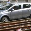 In der Mathystraße hat sich am Dienstagvormittag ein Autofahrer mit seinem Wagen im Gleisbett festgefahren.