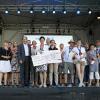 Erste Bürgermeisterin Magret Mergen (mitte) und ka-news-Prokuristin Norma Demuro (rechts daneben) bei der Verleihung des osKarl 2012.