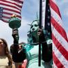In San Francisco war eine Demonstrantin als Freiheitsstatue kostümiert. In San Francisco war eine Demonstrantin als Freiheitsstatue kostümiert.
