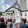 Auch in Florida, wo Trumps Republikaner politisch stark sind, gingen Tausende auf die Straße. Auch in Florida, wo Trumps Republikaner politisch stark sind, gingen Tausende auf die Straße.