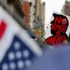 Demonstranten werfen Trump vor, sich wie ein König zu verhalten. Demonstranten werfen Trump vor, sich wie ein König zu verhalten.