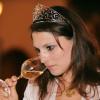 Zur Krönung riecht die Weinkönigin an einem Glas Wein. Foto: Patrick Seeger