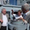 Der Kommandant der Fregatte Karlsruhe, Fregattenkapitän Volker Blasche (Mitte), führte OB Heinz Fenrich (links) bei dessen Abschiedsbesuch zum stillgelegten Zerstörer "Mölders", auf dem Blasche sechs Jahre Dienst getan hatte.