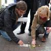 Helfer beim Putzen der Stolpersteine