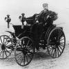 Dem Karlsruher Rathaus wird ein Nachbau des Paten-Motorwagen von Carl Benz zur Verfügung gestellt.