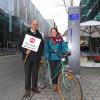 Bürgermeister Michael Obert überrascht Nicole Widmann, die einmillionste Radfahrerin.