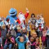 Auch dieses Jahr haben die Karlsruher fleißig gespendet: KAi der Hai und der Nikolaus beschenken KITA-Kinder.