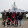 v.l. Thomas Müllerschön von der Windmühlenberg GmbH und
Walter Casazza, Geschäftsführer der VBK, übergaben gemeinsam die
Preise an die Gewinner Isabella Carneiro Martius, Julia Willert und Sina
Ulrich.