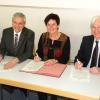 Jochen Ehlgötz, Margret Mergen und Georg Richter unterzeichnen den Kooperationsvertrag.