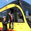 Walter Casazza, AVG-Geschäftsführer, und Germar Wacker von Bombardier bei der Übergabe der ersten beiden neuen Stadtbahnen im Mai.