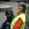 Im Auftrag des Kinderbüros ist die "Hundebeauftragte" Nora Hartmann von Nievenheim unterwegs. Als Erkennungszeichen trägt sie eine gelbe Weste.