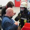 Die Beschäftigten der HWK konnten einen voll ausgestatteten Feuerwehrman mal so richtig unter die Lupe nehmen und ein Bezug zu den Menschen hinter der Bekleidung herstellen.