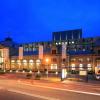 Das Festspielhaus war früher ein Bahnhofsgebäude. Foto: Uli Deck/Archiv
