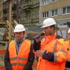 Oberbürgermeister Frank Mentrup (links) machte sich am Durlacher Tor ein Bild von den Bauarbeiten. Technische Details erläuterte dabei der technische Projektleiter der Arge Stadtbahntunnel Marko Schimmelpfennig.