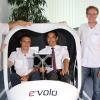 e-volo-Geschäftsführer Alexander Zosel und Stephan Wolf, Wirtschaftsminister Philipp Rösler, e-volo-Gesellschafter Thomas Senkel und Thomas Ruf (von links).