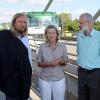 Toni Hofreiter, Sylvia Kotting-Uhl und Johannes Honné (v.l.) auf der bestehenden Rheinbrücke.