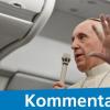 Im Gespräch: Papst Franziskus auf dem Rückflug von seiner Brasilienreise. Foto: Luca Zennaro / Pool