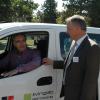 Christian Metzger und Jean-Marie Maechling im Gespräch. Jean-Marie Maechling fäht täglich 180 km mit dem E-Auto