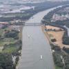 Rhein und Rheinbrücke von oben (Symbolbild)