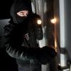 Gestellte Einbruchsszene: Je länger ein Einbrecher braucht, umso größer das Risiko, dass er entdeckt wird. Foto: Andreas Gebert