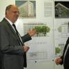 Bürgermeister Michael Obert mit dem Architekten Manfred Piribauer vor dem Gewinnerentwurf