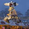 Christkindlesmarktstände und Glühweinpyramide in der Weihnachtsstadt Karlsruhe