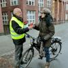 Schokoladige Überraschung für Radler mit Licht