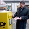 SPD-Chef Sigmar Gabriel wirft einen Briefumschlag mit seinem Stimmzettel für den SPD-Mitgliederentscheid in den Briefkasten. Foto: Swen Pförtner
