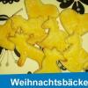 Die kleinen Ausstecher lassen sich nach Belieben verziehren oder auch ganz klassisch (wie hier) mit Eigelb bestreichen.