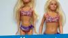 Die Barbie-Puppe von Mattel (l) steht neben der Interpretation des US-Künstlers Nickolay Lamm.