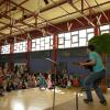 Mit einem Kinderlied begrüßte Frithjof Grabe die Schüler im Heinz-Löw-Saal.