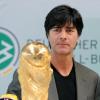 Bundestrainer Joachim Löw hat seinen Blick auf den WM-Pokal gerichtet. Foto: Bernd Weißbrod